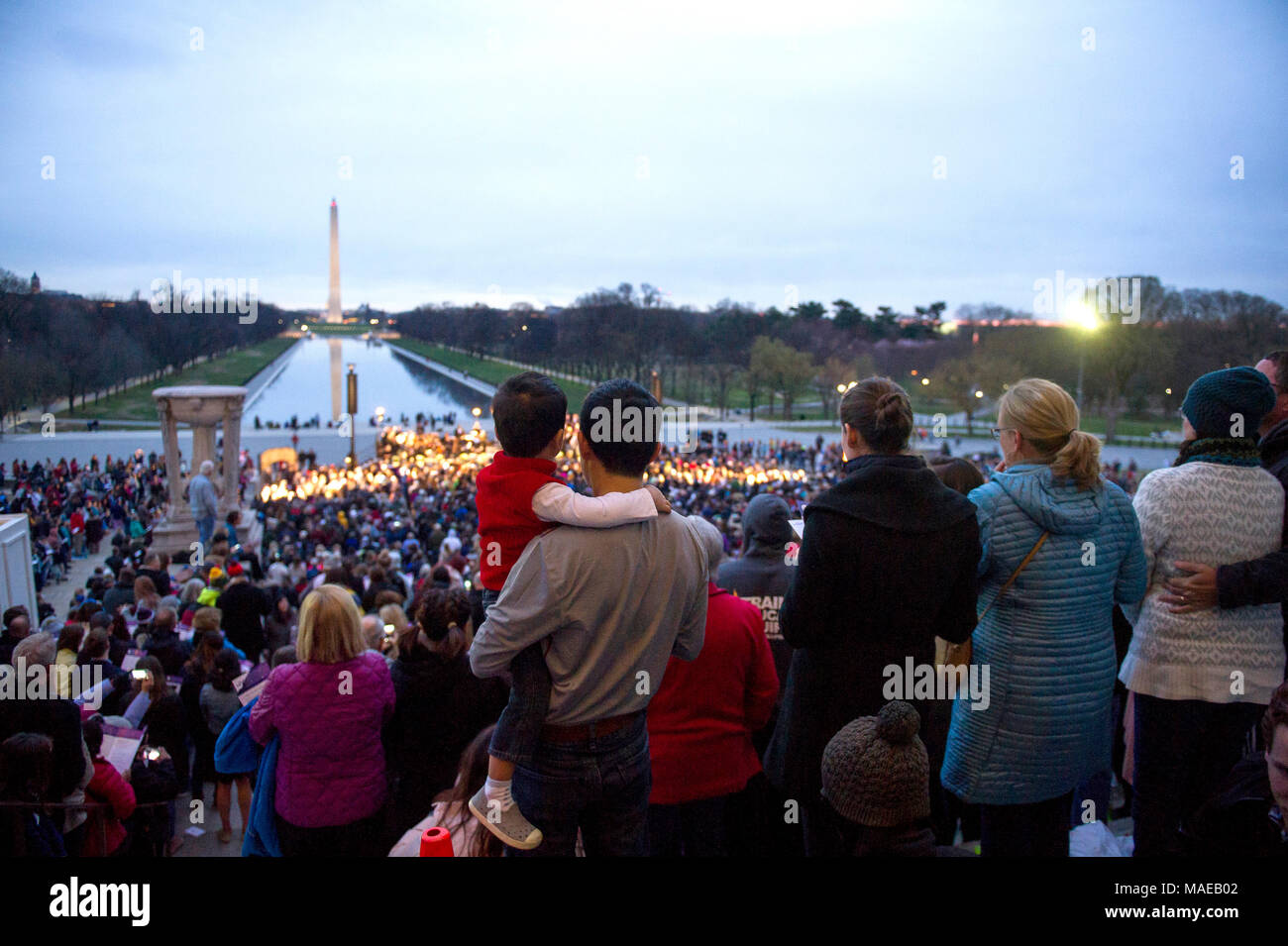 Washington, DC, Stati Uniti d'America. Il 1 aprile, 2018. Migliaia di persone partecipano alla quarantesima Pasqua annuale servizi Sunrise sui gradini del Lincoln Memorial. Questo evento è cominciato nel 1979 con un piccolo gruppo di persone ed è cresciuto fino a diventare uno dei più grandi di Pasqua preghiera sunrise servizi negli Stati Uniti, che richiama gente da Washington, DC area così come da tutto il mondo. Asta Lamkey Jr./Alamy Live News Foto Stock