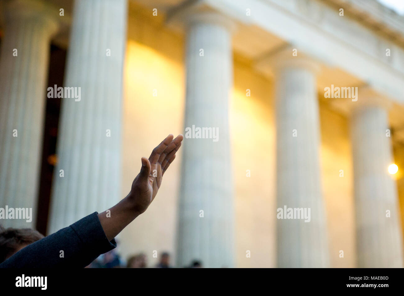 Washington, DC, Stati Uniti d'America. Il 1 aprile, 2018. Umile Peters, dalla Nigeria, unisce le migliaia di persone che prendono parte al quarantesimo Pasqua annuale servizi Sunrise sui gradini del Lincoln Memorial. Questo evento è cominciato nel 1979 con un piccolo gruppo di persone ed è cresciuto fino a diventare uno dei più grandi di Pasqua preghiera sunrise servizi negli Stati Uniti, che richiama gente da Washington, DC area così come da tutto il mondo. Asta Lamkey Jr./Alamy Live News Foto Stock