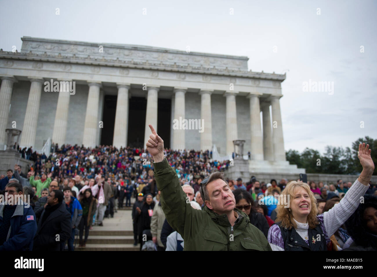 Washington, DC, Stati Uniti d'America. Il 1 aprile, 2018. Migliaia di persone partecipano alla quarantesima Pasqua annuale servizi Sunrise sui gradini del Lincoln Memorial. Questo evento è cominciato nel 1979 con un piccolo gruppo di persone ed è cresciuto fino a diventare uno dei più grandi di Pasqua preghiera sunrise servizi negli Stati Uniti, che richiama gente da Washington, DC area così come da tutto il mondo. Asta Lamkey Jr./Alamy Live News Foto Stock