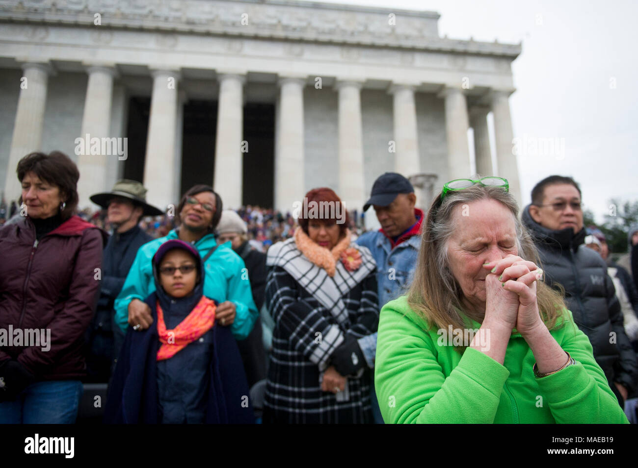 Washington, DC, Stati Uniti d'America. Il 1 aprile, 2018. Migliaia di persone partecipano alla quarantesima Pasqua annuale servizi Sunrise sui gradini del Lincoln Memorial. Questo evento è cominciato nel 1979 con un piccolo gruppo di persone ed è cresciuto fino a diventare uno dei più grandi di Pasqua preghiera sunrise servizi negli Stati Uniti, che richiama gente da Washington, DC area così come da tutto il mondo. Asta Lamkey Jr./Alamy Live News Foto Stock