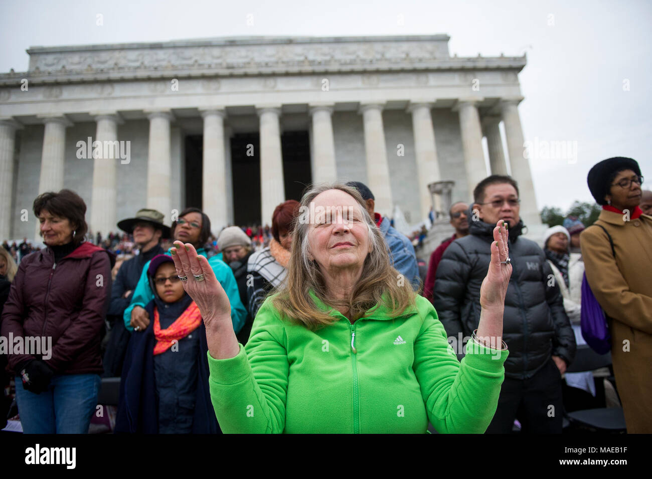 Washington, DC, Stati Uniti d'America. Il 1 aprile, 2018. Migliaia di persone partecipano alla quarantesima Pasqua annuale servizi Sunrise sui gradini del Lincoln Memorial. Questo evento è cominciato nel 1979 con un piccolo gruppo di persone ed è cresciuto fino a diventare uno dei più grandi di Pasqua preghiera sunrise servizi negli Stati Uniti, che richiama gente da Washington, DC area così come da tutto il mondo. Asta Lamkey Jr./Alamy Live News Foto Stock