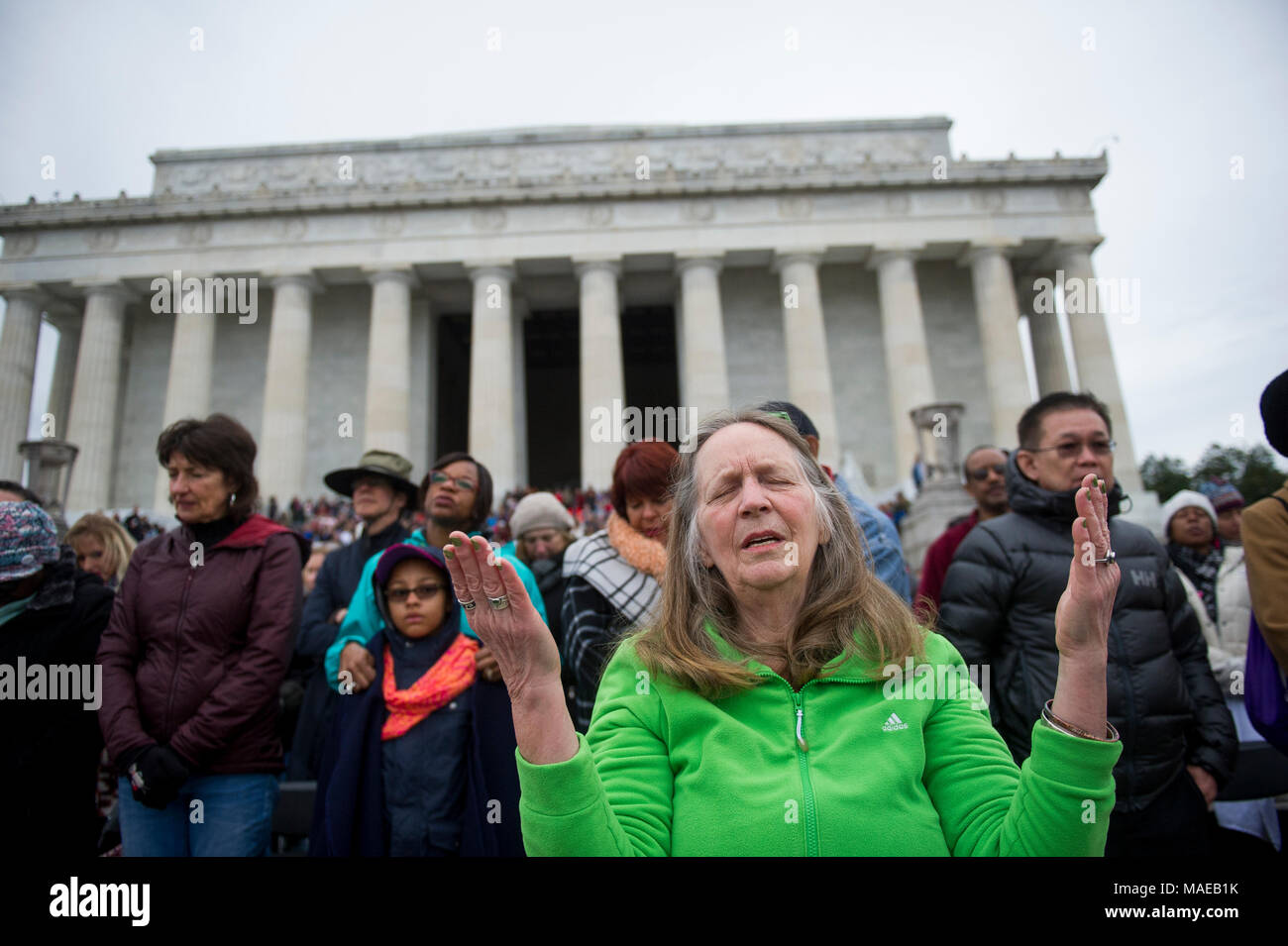 Washington, DC, Stati Uniti d'America. Il 1 aprile, 2018. Migliaia di persone partecipano alla quarantesima Pasqua annuale servizi Sunrise sui gradini del Lincoln Memorial. Questo evento è cominciato nel 1979 con un piccolo gruppo di persone ed è cresciuto fino a diventare uno dei più grandi di Pasqua preghiera sunrise servizi negli Stati Uniti, che richiama gente da Washington, DC area così come da tutto il mondo. Asta Lamkey Jr./Alamy Live News Foto Stock