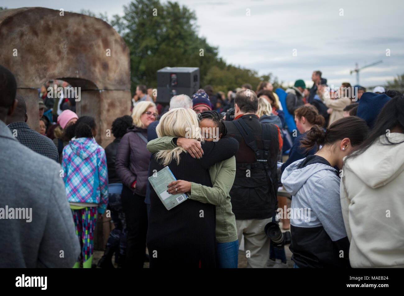 Washington, DC, Stati Uniti d'America. Il 1 aprile, 2018. La gente abbraccia seguendo il quarantesimo Pasqua annuale servizi Sunrise sui gradini del Lincoln Memorial. Questo evento è cominciato nel 1979 con un piccolo gruppo di persone ed è cresciuto fino a diventare uno dei più grandi di Pasqua preghiera sunrise servizi negli Stati Uniti, che richiama gente da Washington, DC area così come da tutto il mondo. Asta Lamkey Jr./Alamy Live News Foto Stock