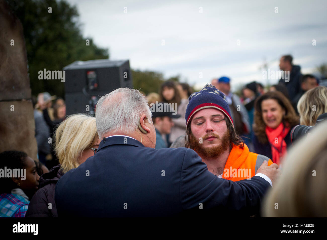 Washington, DC, Stati Uniti d'America. Il 1 aprile, 2018. Pastore Amos Dodge (sinistra) ministri di un uomo dopo la quarantesima Pasqua annuale servizi Sunrise sui gradini del Lincoln Memorial. Questo evento è cominciato nel 1979 con un piccolo gruppo di persone ed è cresciuto fino a diventare uno dei più grandi di Pasqua preghiera sunrise servizi negli Stati Uniti, che richiama gente da Washington, DC area così come da tutto il mondo. Asta Lamkey Jr./Alamy Live News Foto Stock