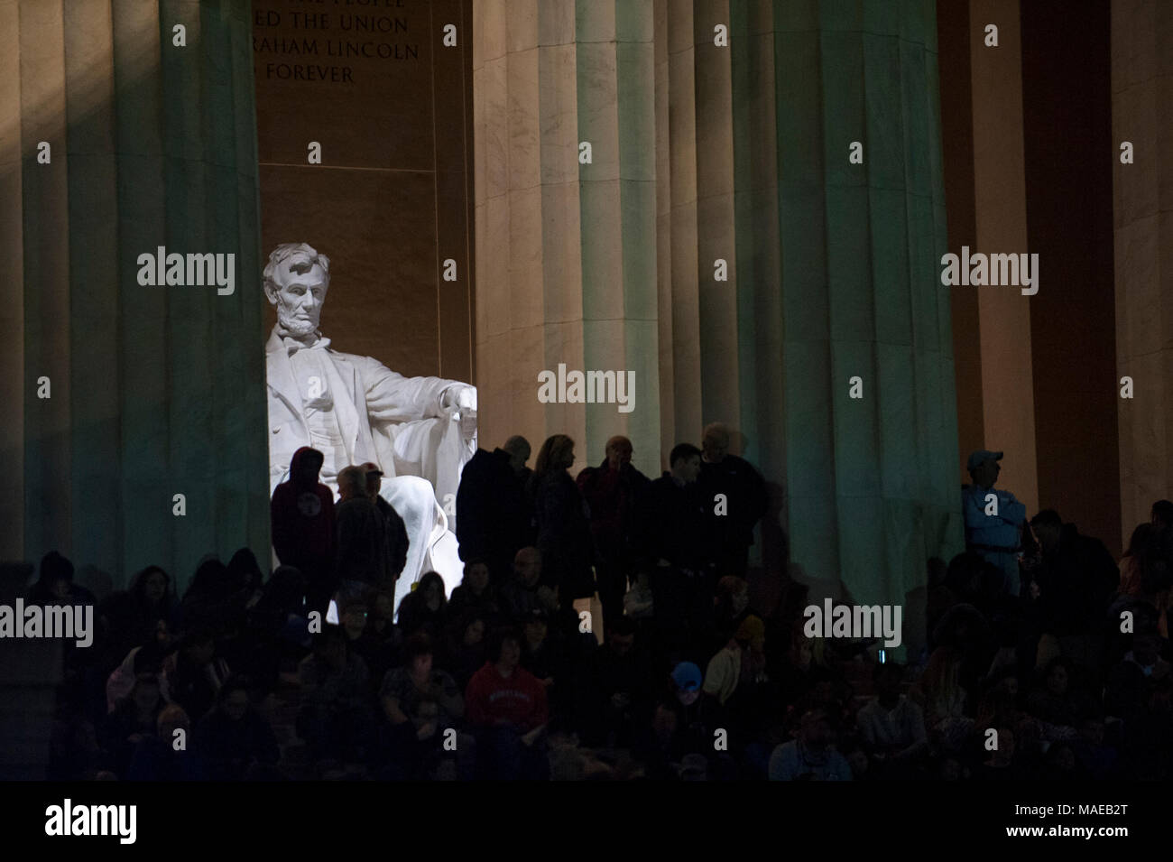 Washington, DC, Stati Uniti d'America. Il 1 aprile, 2018. La gente arriva in pre-alba ore per il quarantesimo Pasqua annuale servizi Sunrise sui gradini del Lincoln Memorial. Questo evento è cominciato nel 1979 con un piccolo gruppo di persone ed è cresciuto fino a diventare uno dei più grandi di Pasqua preghiera sunrise servizi negli Stati Uniti, che richiama gente da Washington, DC area così come da tutto il mondo. Asta Lamkey Jr./Alamy Live News Foto Stock