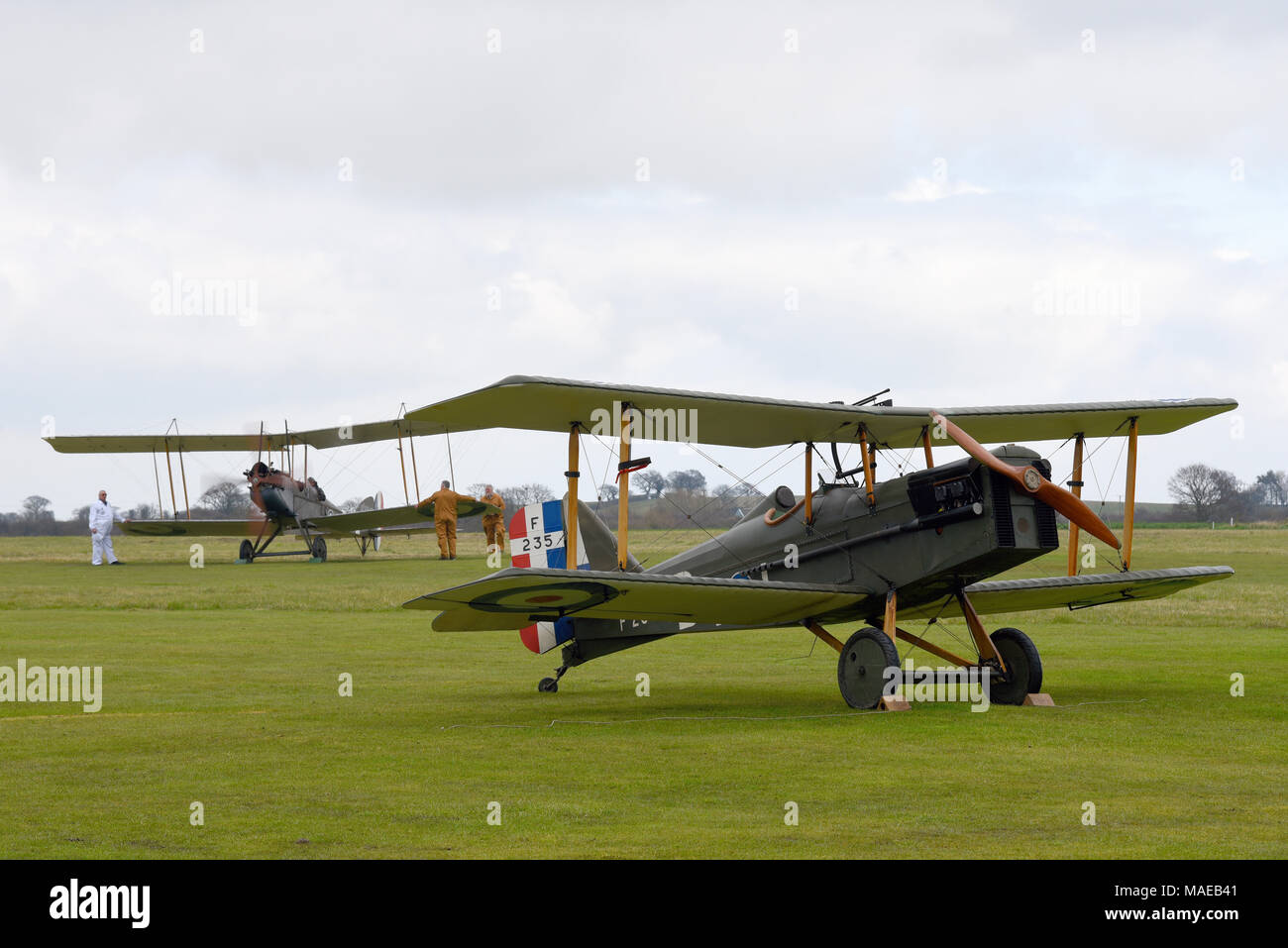 La Royal Air Force è stata formata durante la Grande guerra il 1 aprile 1918 dai suoi antenati del Royal Flying Corps e Royal Naval Air Service. In occasione del centenario di un evento di celebrazione si è svolta in unica guerra mondiale un aérodrome a Stow Maries. Un WWI ESSERE2 correndo dietro a SE5 Foto Stock