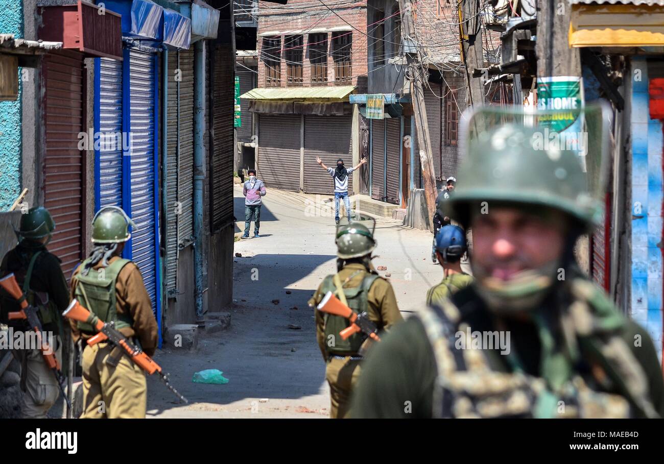 Srinagar, India. 1 apr, 2018. Manifestanti del Kashmir si scontra con poliziotti indiani a Srinagar, Indiano Kashmir amministrato. Otto militanti sospetti e 2 indiano esercito di uomini sono stati uccisi in incontri separati nel sud del Kashmir. Due civili sono stati anche uccisi e decine di altri feriti negli scontri scoppiati tra i manifestanti e forze di sicurezza seguenti tre incontri separati in diverse parti del Kashmir. I separatisti hanno chiamato per una chiusura il lunedì contro le uccisioni. Credito: Saqib Majeed SOPA/images/ZUMA filo/Alamy Live News Foto Stock