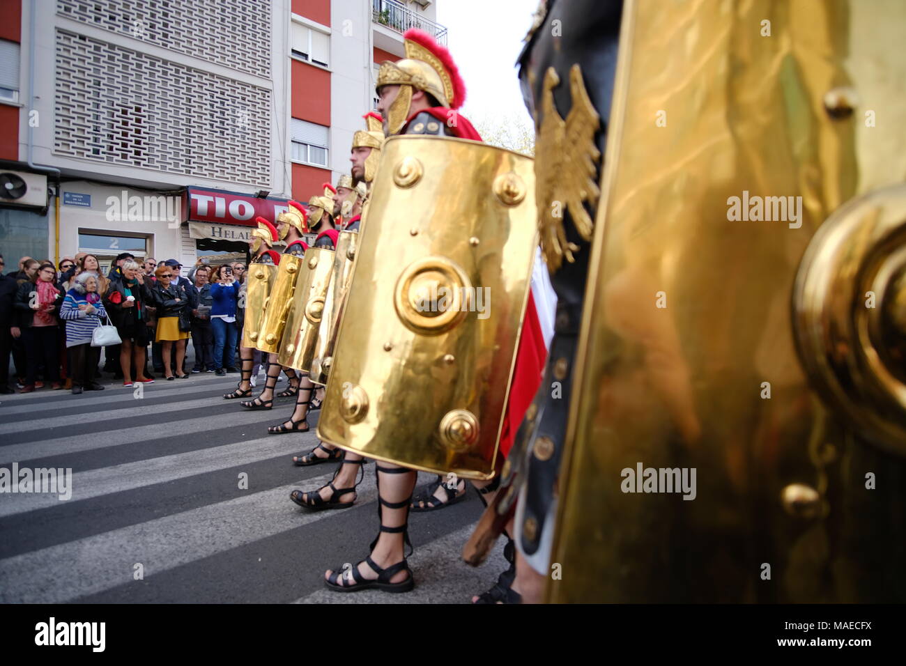 Processione della gloria durante la Domenica di Risurrezione celebra la Domenica di Pasqua per le strade di Valencia. In questa foto uomo indossando costumi del vecchio impero romano soldati. Valencia, Spagna. Il 1 aprile 2018. Credito: Gentian Polovina/Alamy Live News Foto Stock