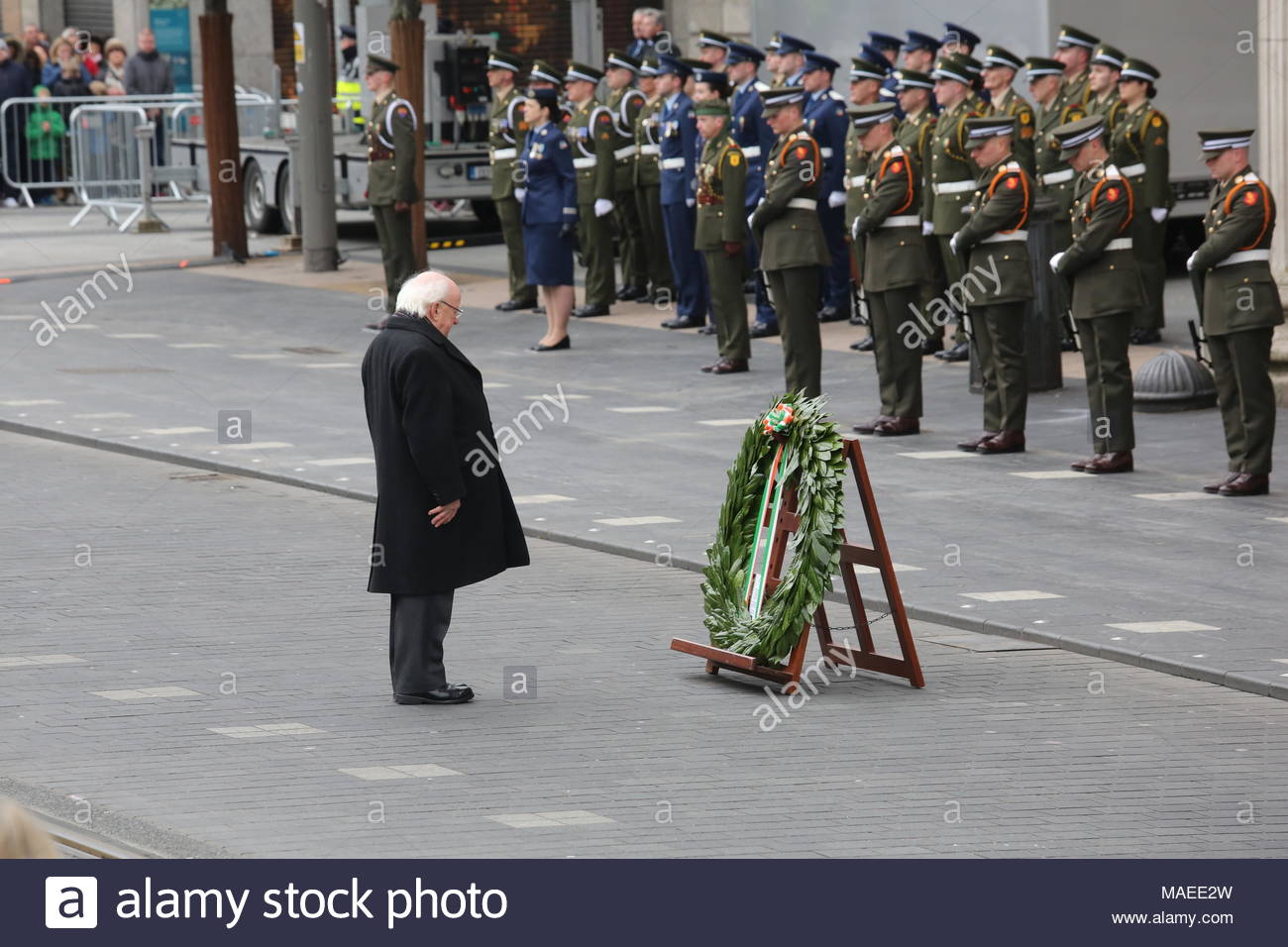 Dublino, Irlanda. Il 1 aprile 2018. Dublino, Irlanda. 01/04/2018 Pasqua 1916 Rising Cerimonia Commemorativa avviene a Dublino. Presidente Michael D. Higgins archi al GPO in Dublino Irlanda durante il 1916 corteo cerimoniale in onore degli uomini e delle donne che sono caduti durante la ribellione contro il dominio britannico. Credito: reallifephotos/Alamy Live News Foto Stock