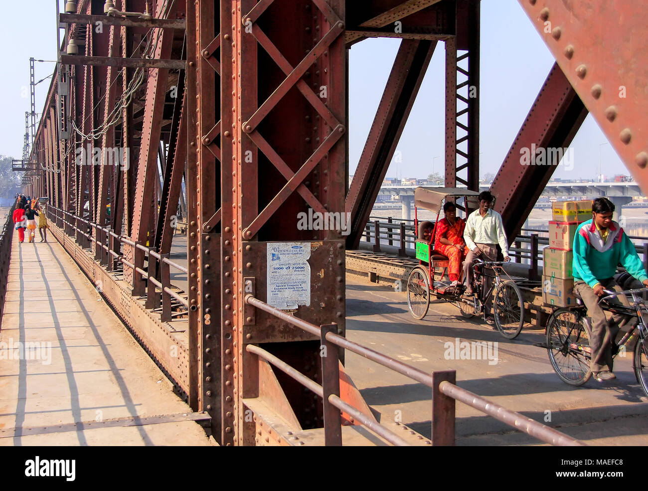 Ponte sul fiume Yamuna in Agra, Uttar Pradesh, India. Agra è una delle più popolose città in Uttar Pradesh Foto Stock