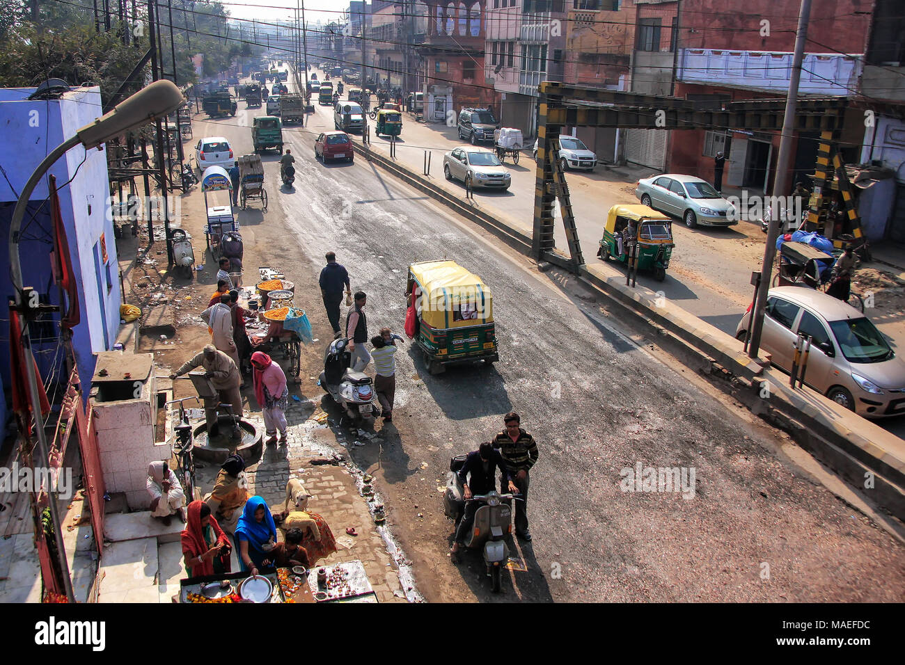Vista di una strada in Agra, Uttar Pradesh, India. Agra è una delle più popolose città in Uttar Pradesh Foto Stock