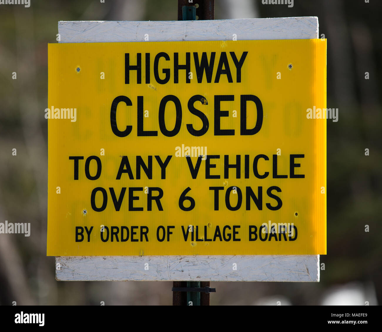 Un cartello stradale che indica l'autostrada chiusa a qualsiasi veicolo di oltre 6 tonnellate a causa di stagione primavera frost heaves e danno su strada in speculatore, NY USA. Foto Stock