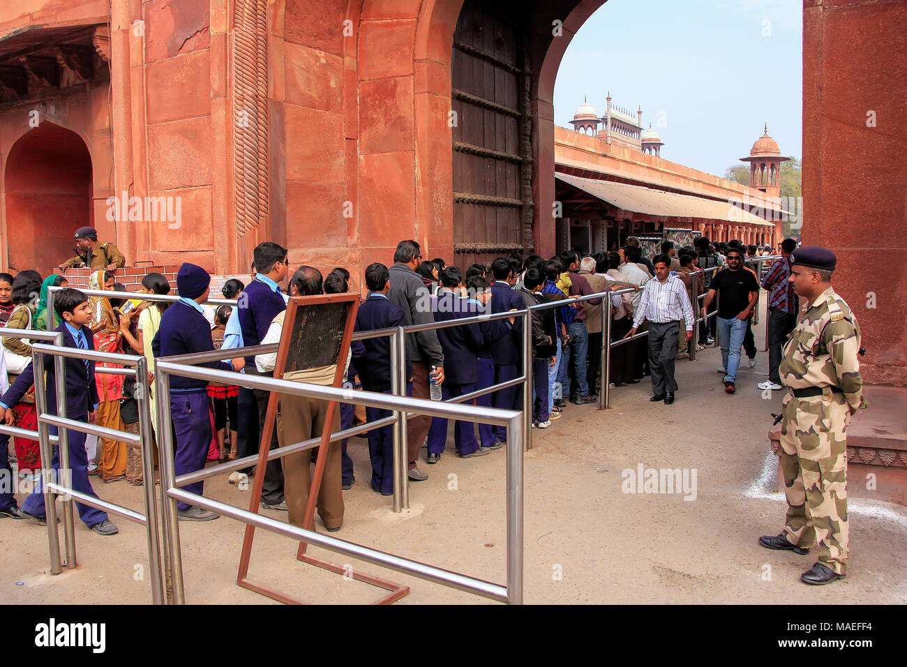 Le persone in piedi in linea per ottenere all'interno del Taj Mahal complesso in Agra, Uttar Pradesh, India. Agra è una delle più popolose città in Uttar Pradesh Foto Stock