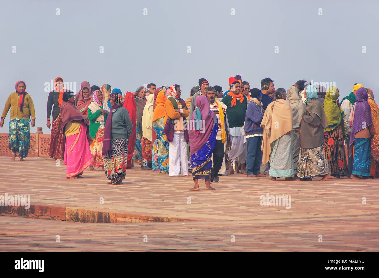 Gruppo di persone che camminano al Taj Mahal complesso in Agra, Uttar Pradesh, India. Taj Mahal è stato designato come un Sito Patrimonio Mondiale dell'UNESCO nel 1983. Foto Stock