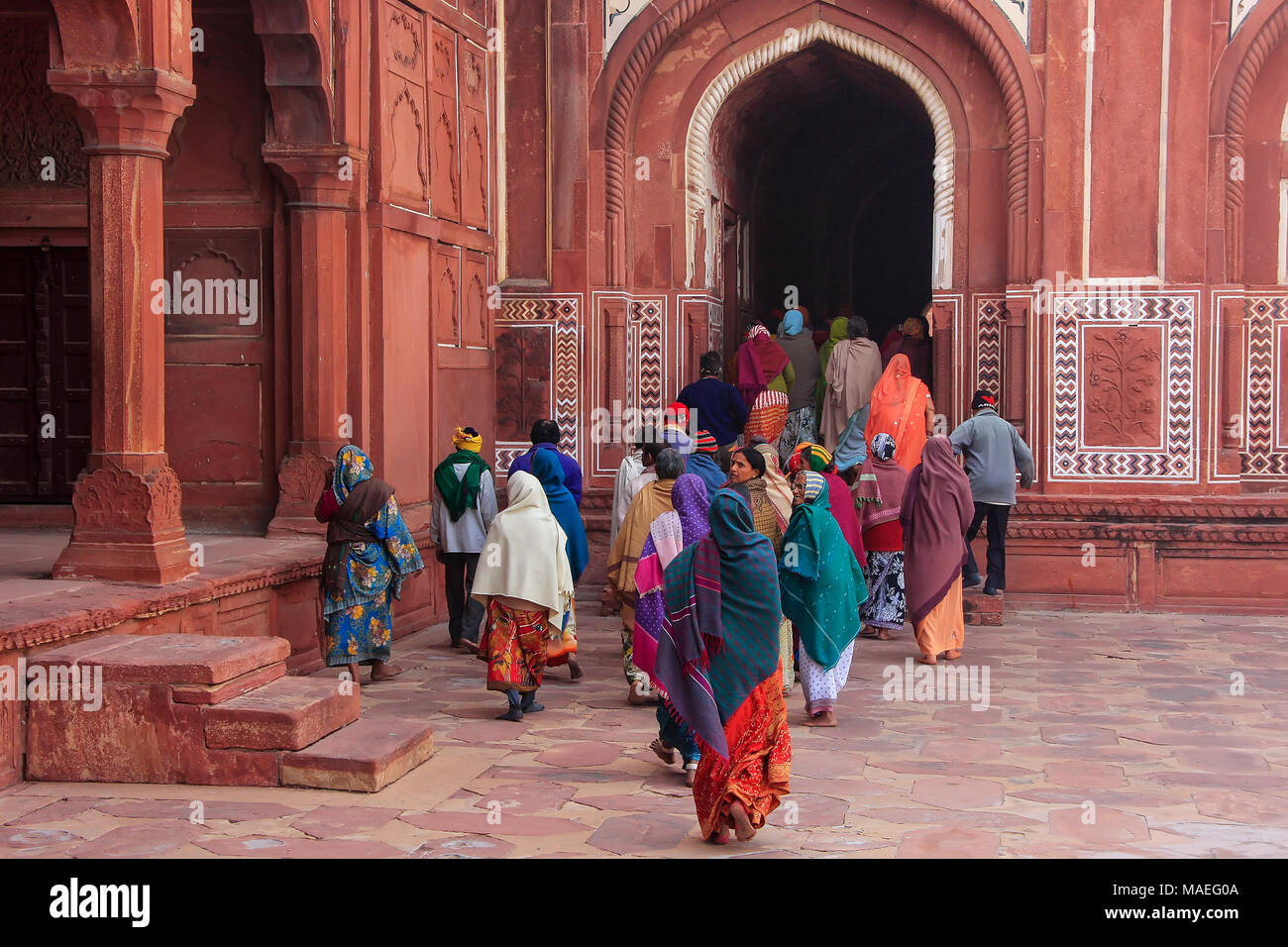 Gruppo di persone che camminano al Taj Mahal complesso in Agra, Uttar Pradesh, India. Taj Mahal è stato designato come un Sito Patrimonio Mondiale dell'UNESCO nel 1983. Foto Stock