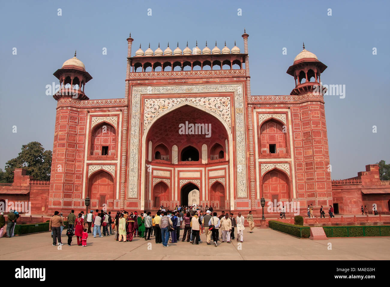 I turisti in piedi vicino Darwaza-i-Rauza (Porta grande) in Chowk-ho Jilo Khana cortile, Taj Mahal complessa, Agra, India. Il gate è l'entrata principale Foto Stock