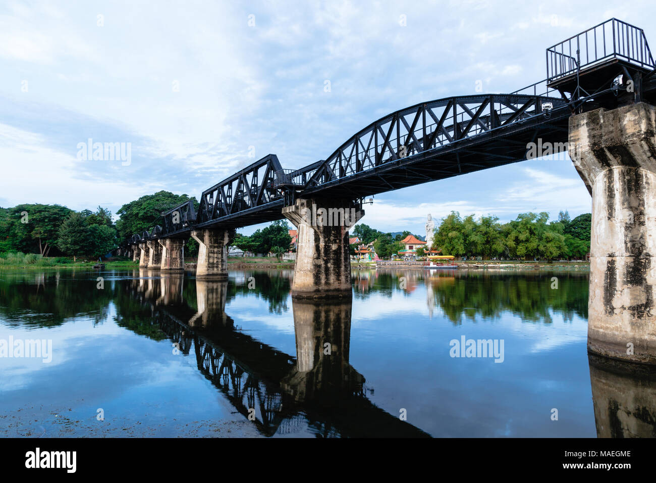 Il ponte sul fiume Kwai all'alba, in Kanchanaburi, Thailandia. Foto Stock