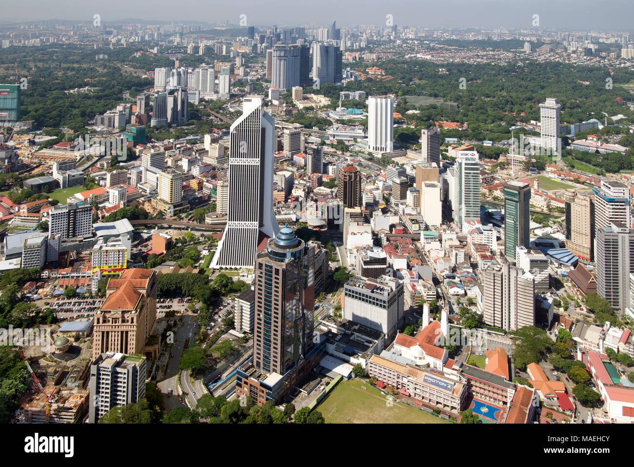 Vista aerea moderni grattacieli e Torre Maybank centro cittadino di Kuala Lumpur in Malesia Foto Stock