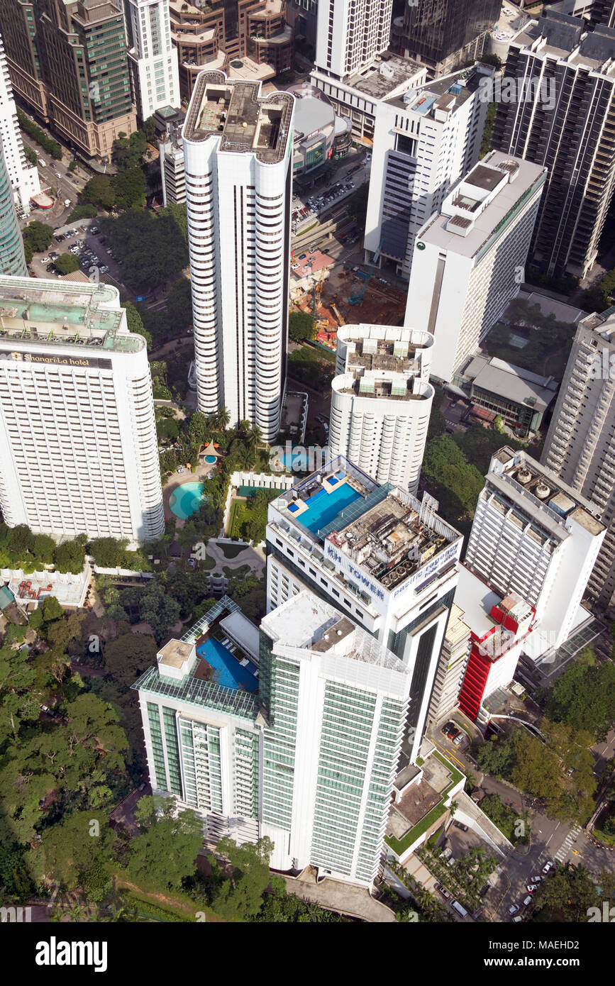 Vista aerea moderni grattacieli centro cittadino di Kuala Lumpur in Malesia Foto Stock