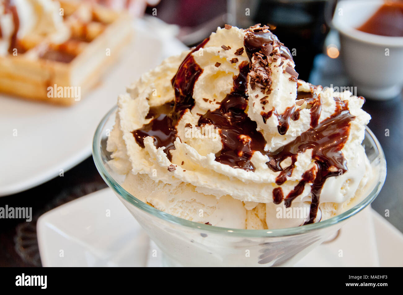 Bianco di gelato alla vaniglia con scaglie di cannella sulla parte superiore Foto Stock