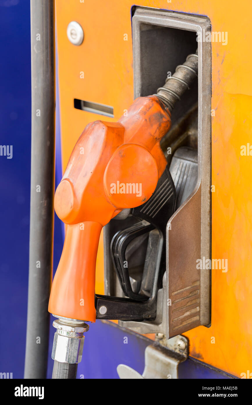 Tubi arancioni della pompa benzina in una stazione di gas Foto stock - Alamy
