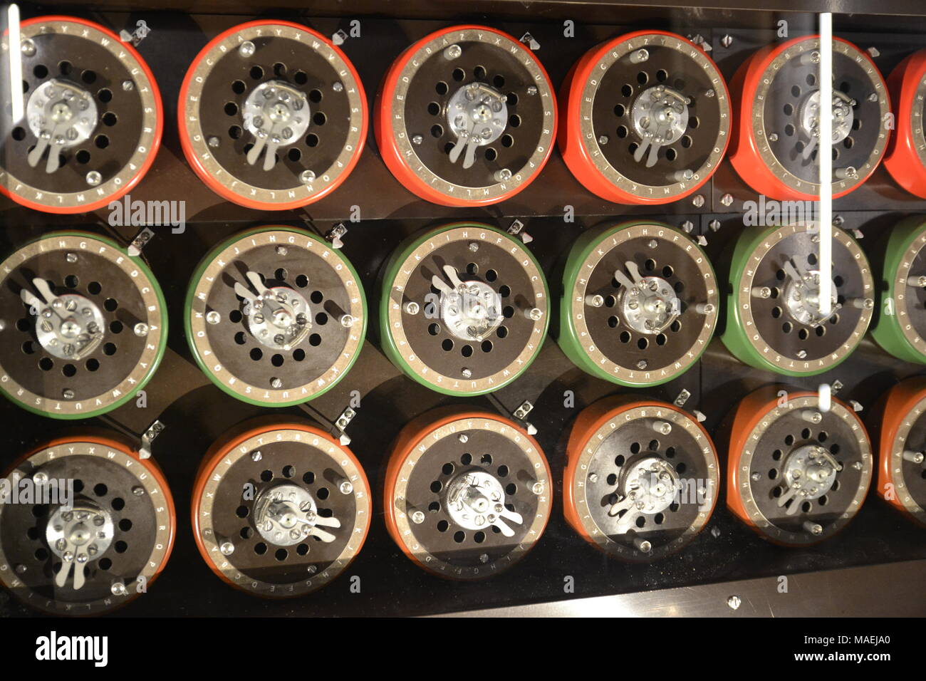 Close up della replica di bombe macchina nelle bombe svolta mostra a Bletchley Park. Foto Stock