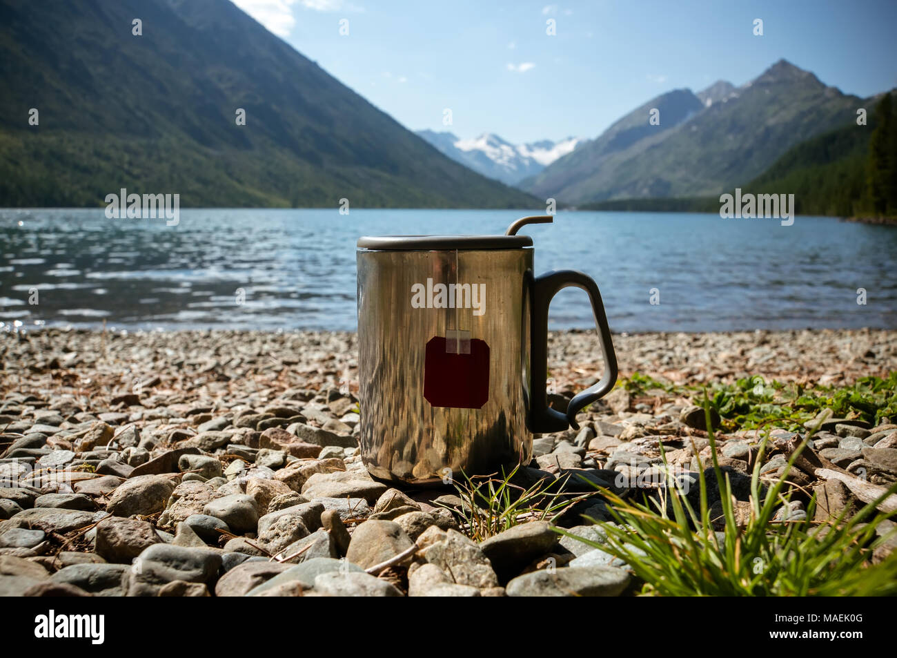 Termos tazza di caffè su legno con la natura in background. Turismo e  viaggi. Travel Thermo