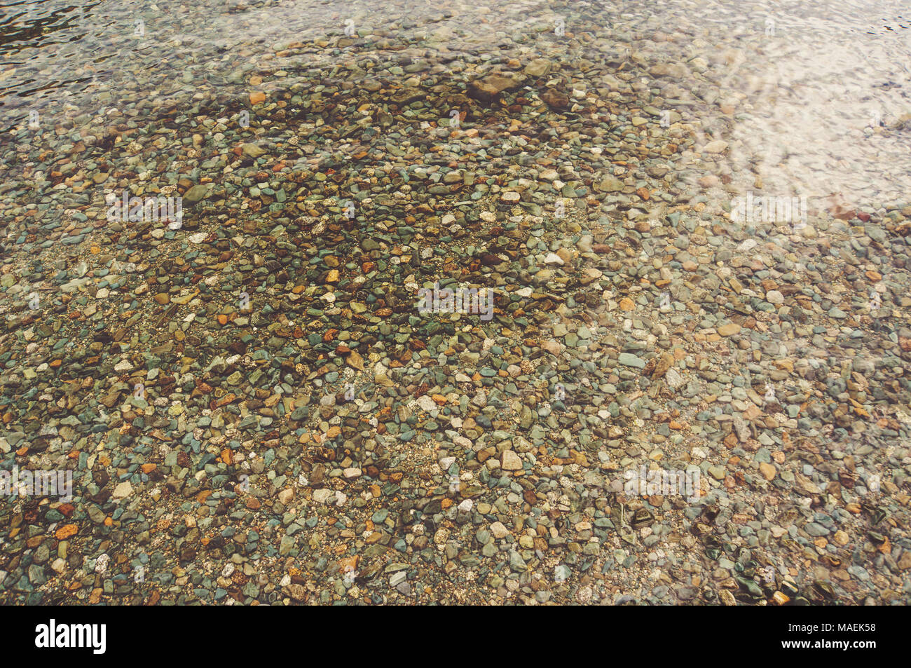 Rocce nel flusso liscio con acqua corrente Foto Stock