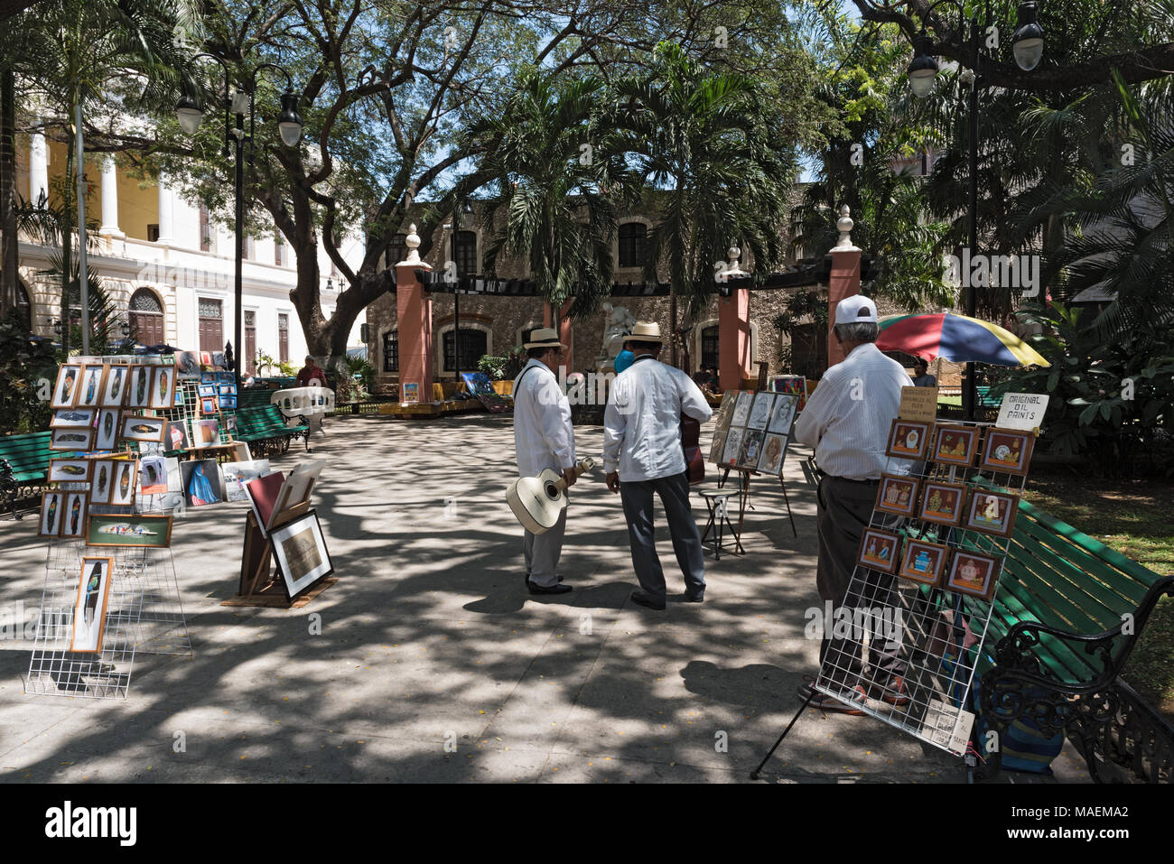 Venditori ambulanti e musicisti del Parco Madre nel centro storico di Merida, Messico Foto Stock