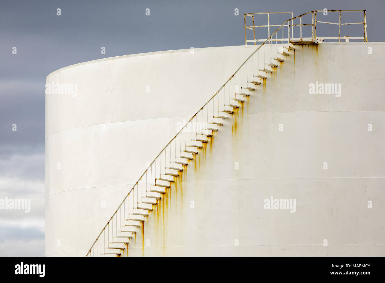 Industriali i serbatoi di stoccaggio, con scalinata curva. Foto Stock