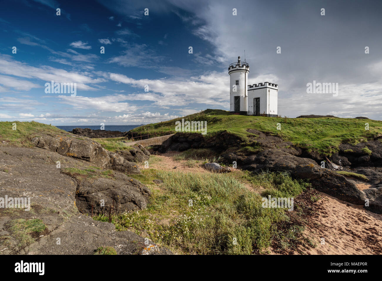 Elie Ness faro sorge su uno sperone di roccia sul Firth of Forth, Scozia Foto Stock