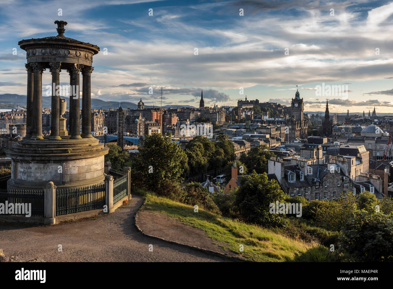Il Dugald Stewart monumento su Calton Hill con vista dello skyline della città al tramonto, Edimburgo, Scozia, Regno Unito. Foto Stock
