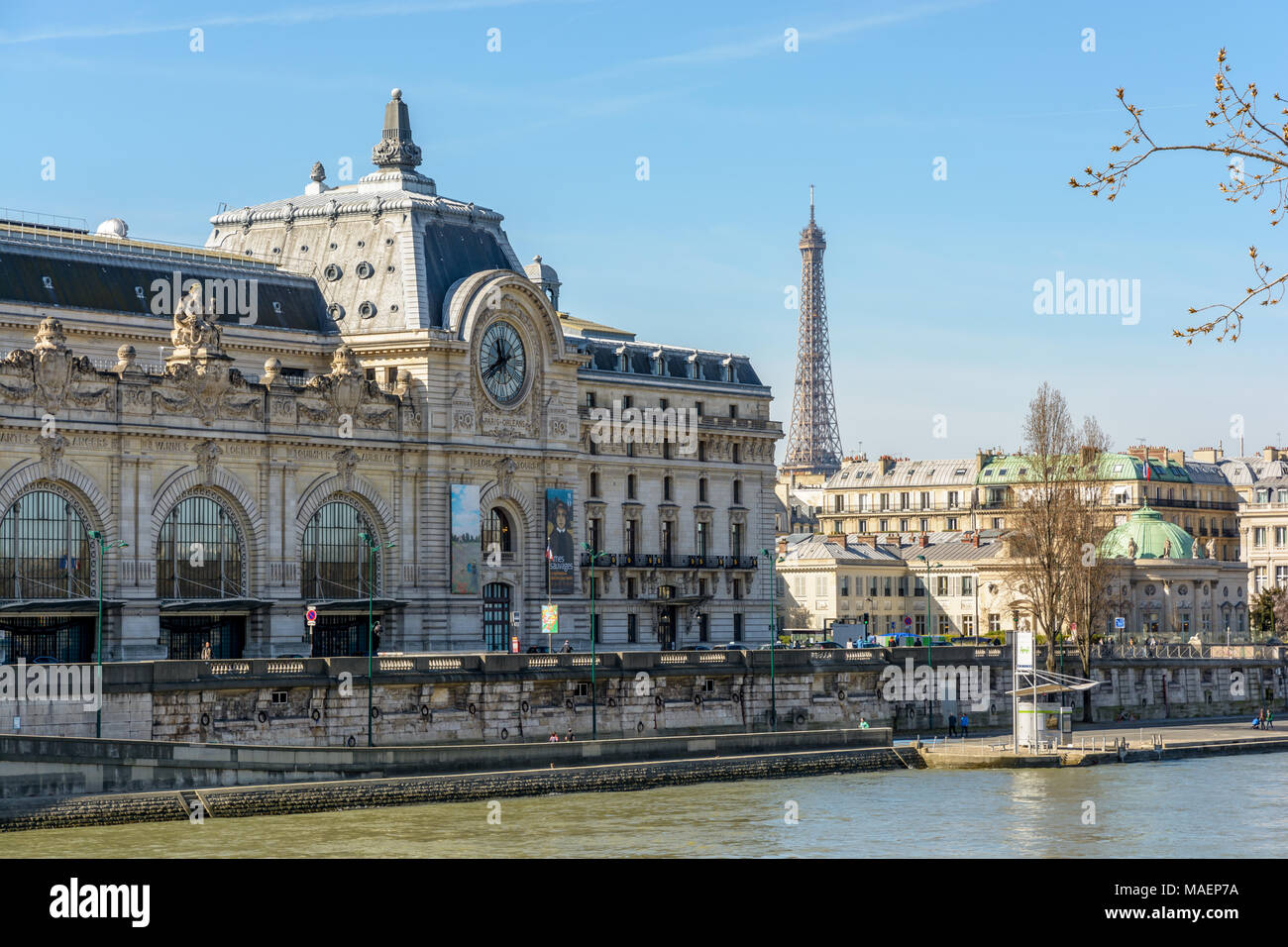 Parigi, Francia - 14 Marzo 2018: Vista della facciata della ex Orsay stazione ferroviaria che ospita il museo di Orsay sin dal 1986, con la torre Eiffel mi Foto Stock