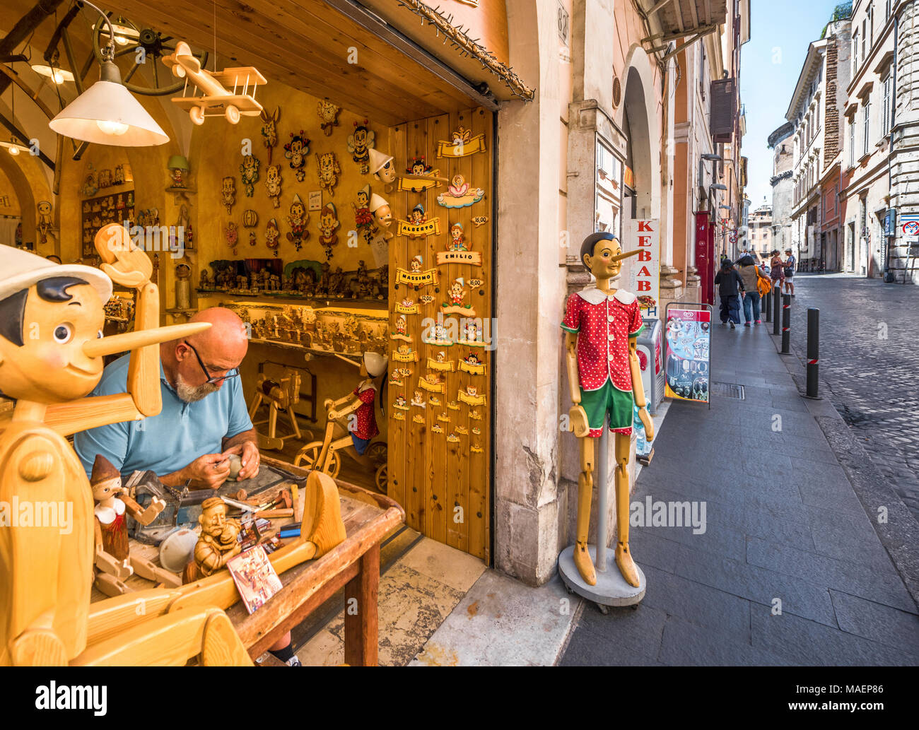 Master a lavorare presso il negozio di Pinocchi di legno. Roma, Italia Foto Stock