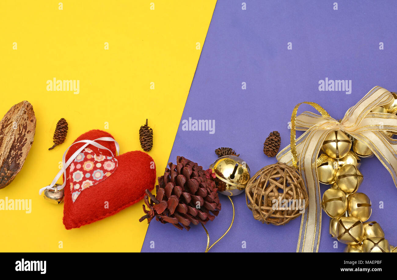 Natale modello di pagina di intestazione con oggetti di arredamento di campane e di cuore. Foto Stock