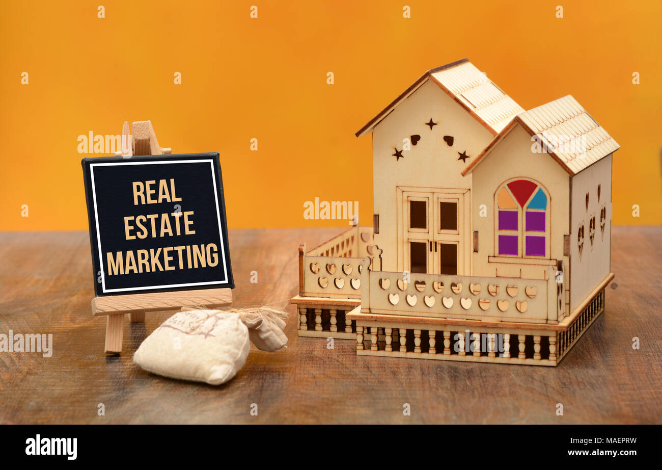 Real Estate Marketing segno con 3D casa miniatura. Foto Stock