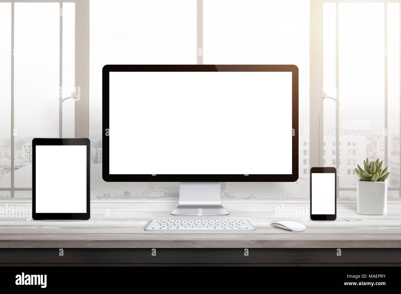 Reattivo di promozione di web site. Isolato calcolatore vergine, tablet e smart phone display. Finestra e luce solare in background. Foto Stock
