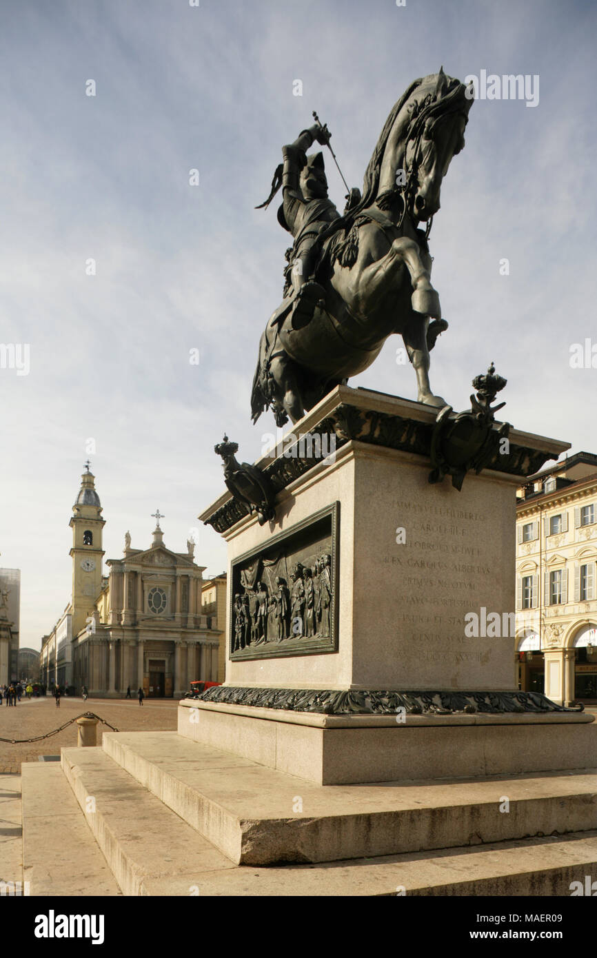 Monumento a Emanuele Filiberto, Piazza San Carlo, Torino, Itay con la Chiesa di San Carlo Borromeo in background. Foto Stock