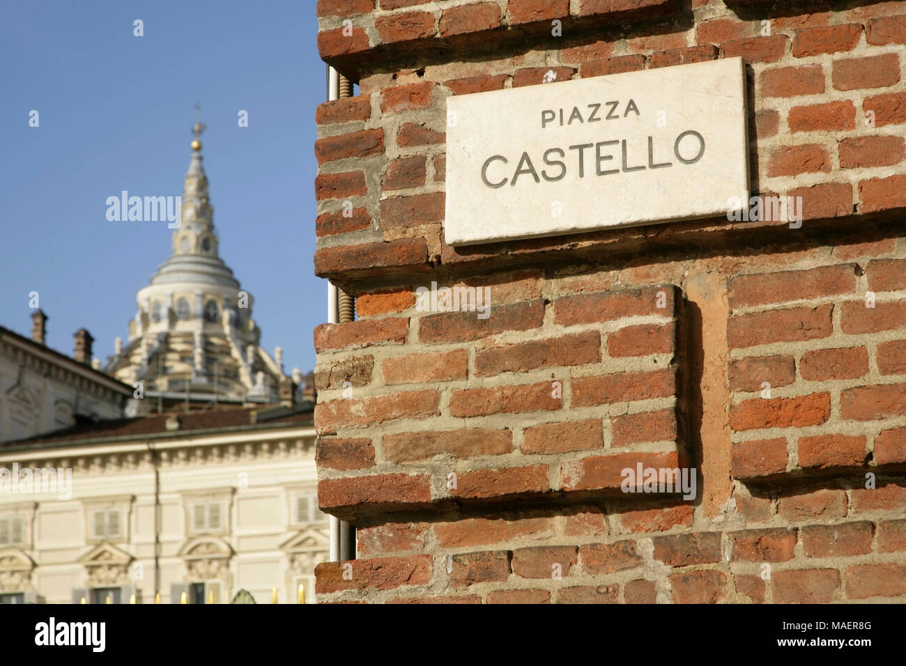 Piazza Castello, Torino, Italia con la cupola del duomo alle spalle. Foto Stock