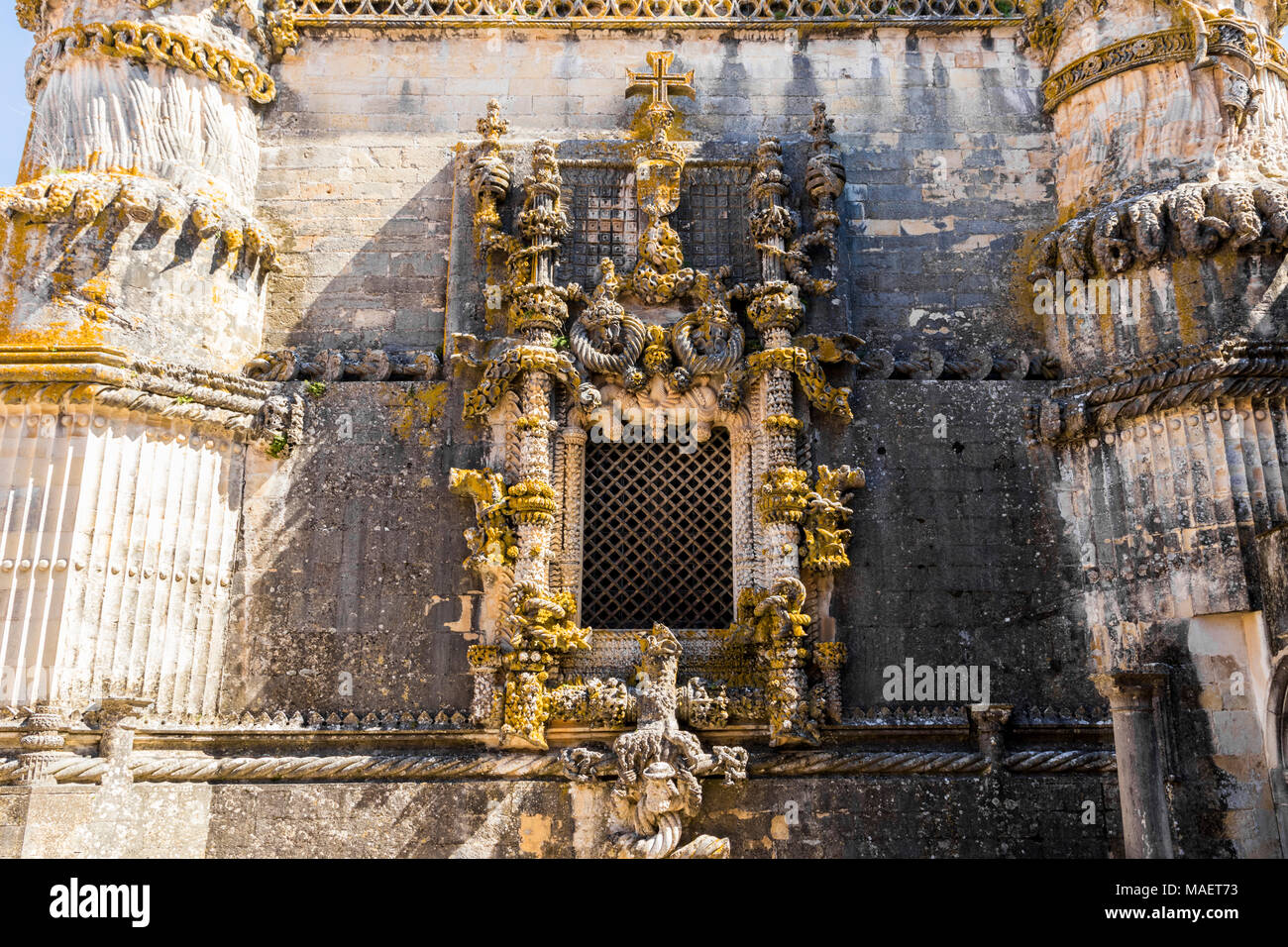 La famosa finestra aula capitolare del convento di Cristo a Tomar, Portogallo, un ben noto esempio di stile manuelino. Un sito del Patrimonio mondiale dal 1983 Foto Stock