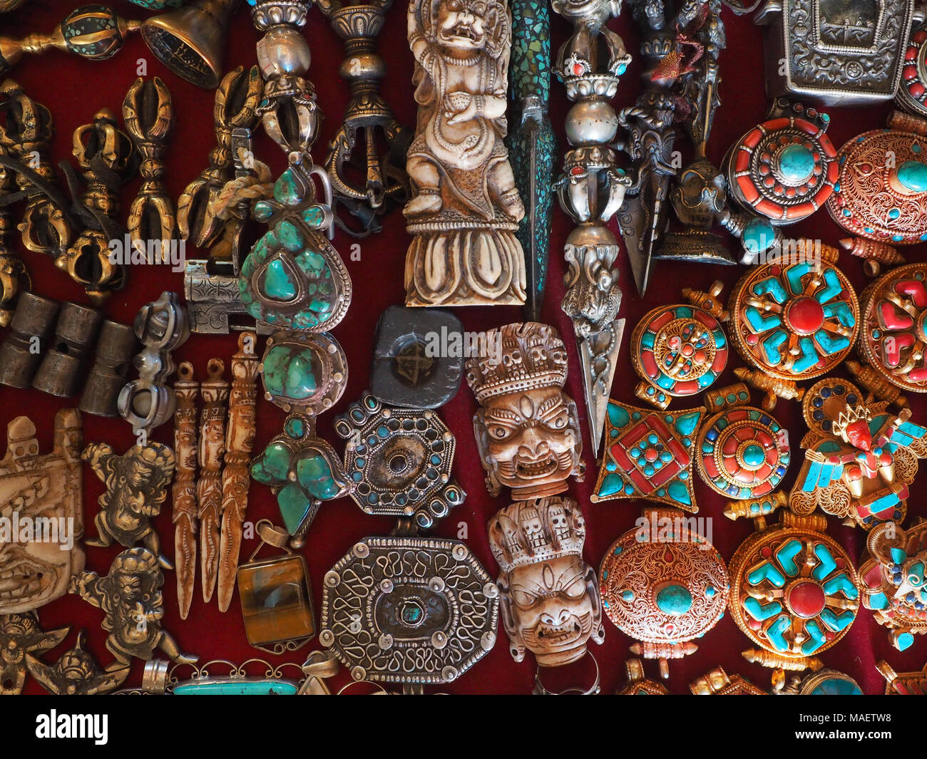 Tradizionale Tibetano vintage gioielli, silver box amuleti per la preghiera dei buddisti scrolls, decorata con turchese e coralli. Foto Stock