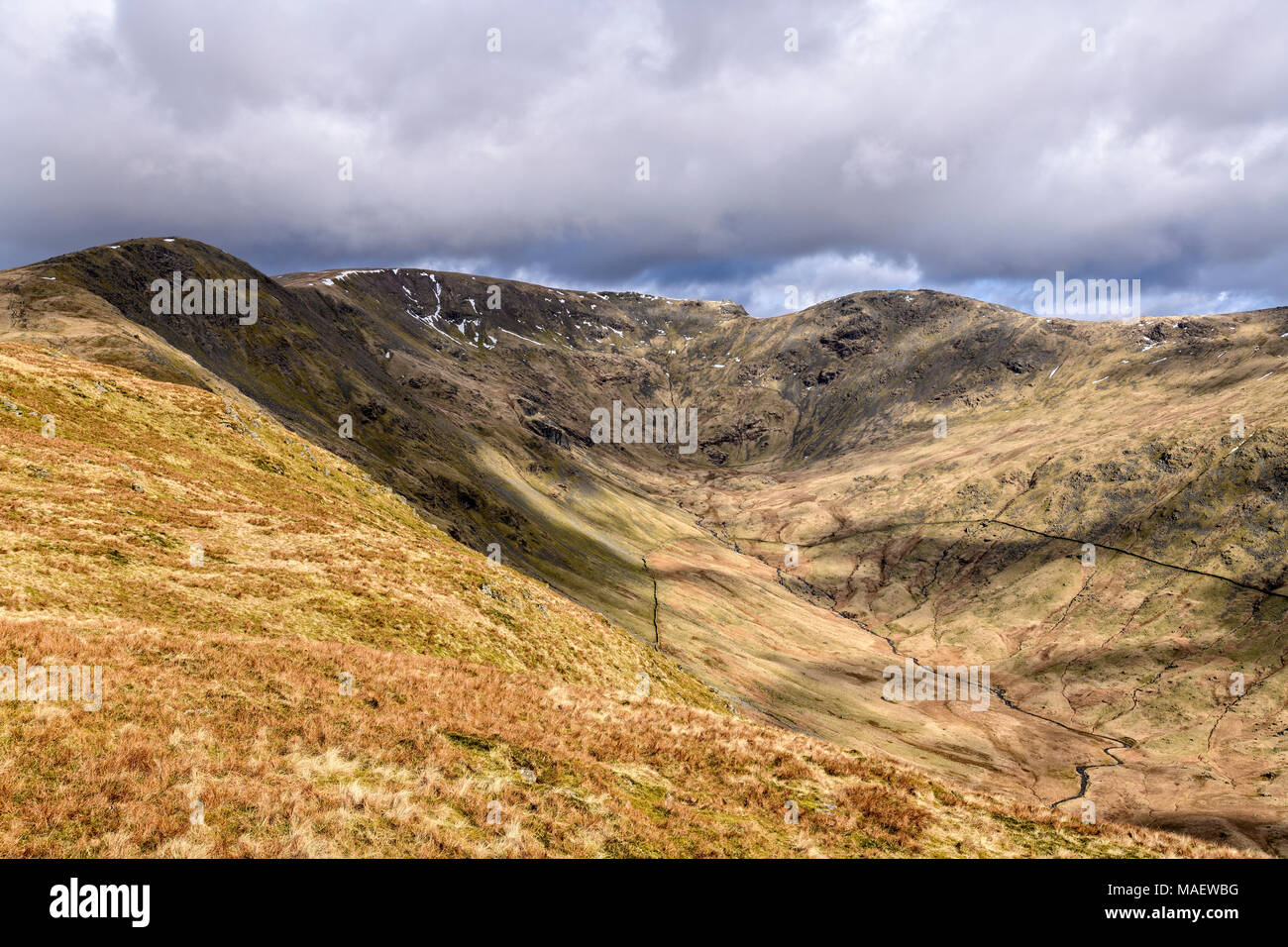 Rydal testa con grande uomo Rigg, Fairfield, Hart rupe e rupe Colomba sollevandosi al di sopra di Rydal Beck Foto Stock