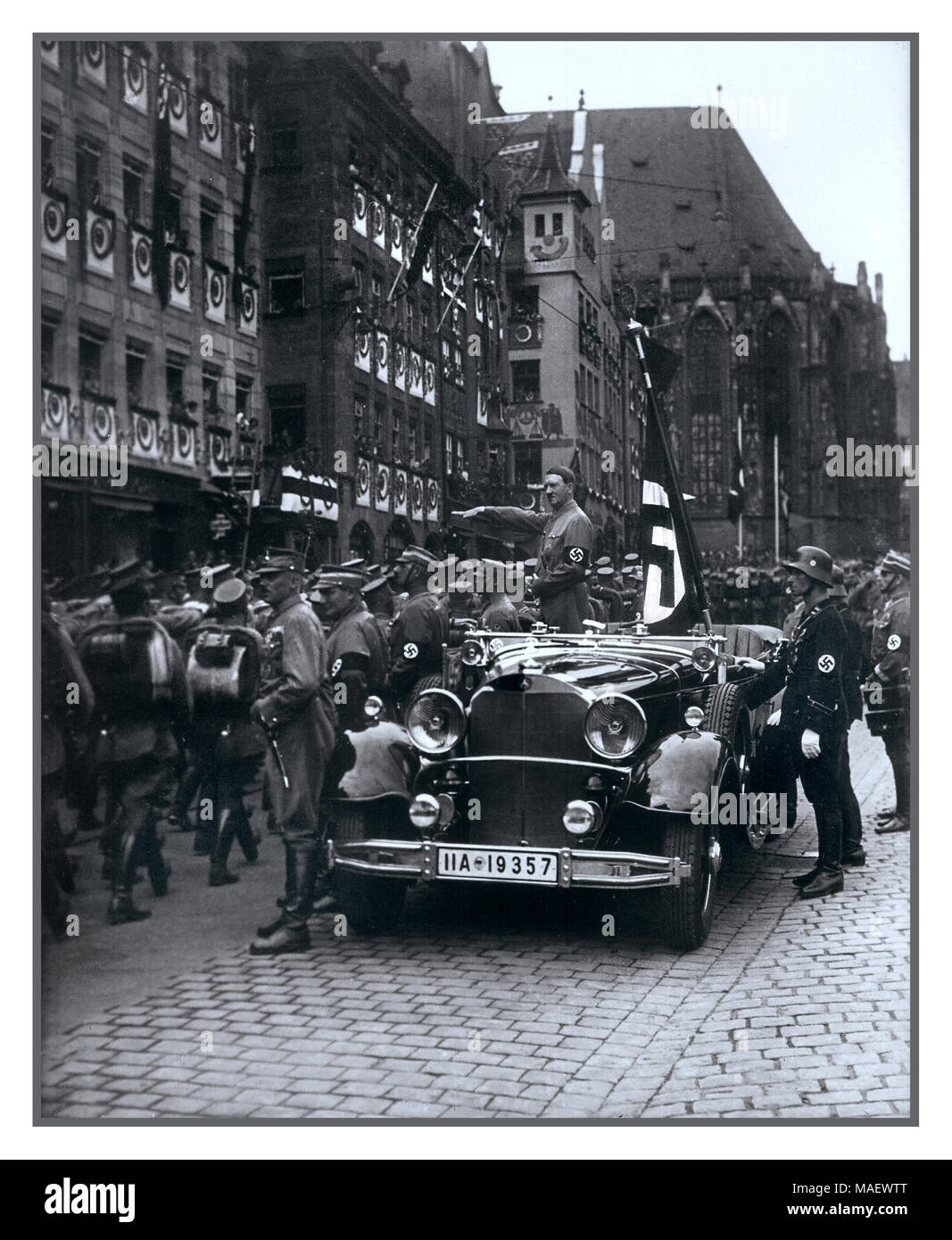 ADOLF HITLER 1935 Reichsparteitag. Der Vorbeimarsch der SA. Parata delle truppe delle SA oltre Hitler. Norimberga, novembre 1935. Hitler in piedi nella sua auto Mercedes aperta salutando le truppe Sturmabteilung in parata, con la sua guardia personale delle SS in piedi dietro. NORIMBERGA Germania nazista 1935 Foto Stock