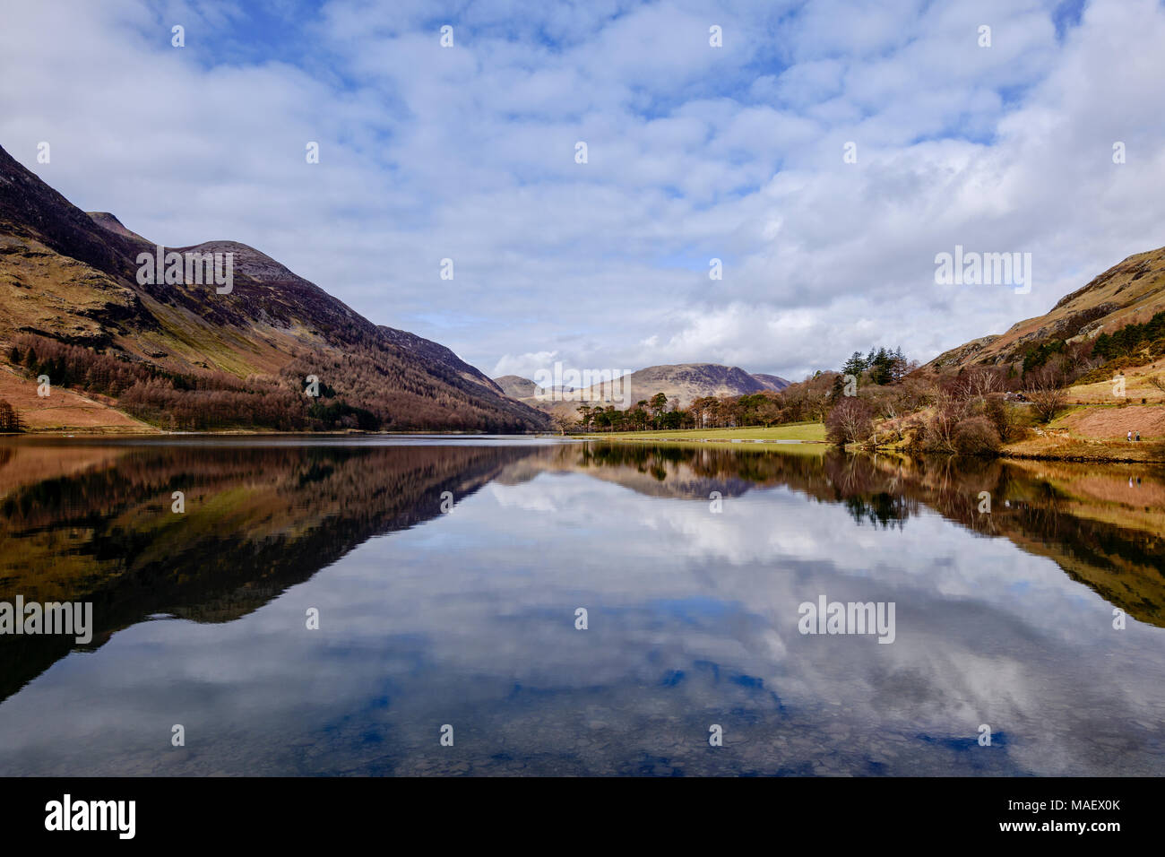 Inverno riflessioni sulla Buttermere Foto Stock