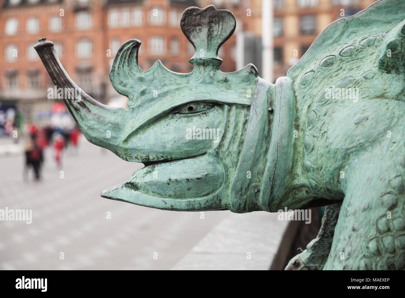 Dettaglio dal bordo della vasca di Dragon fontana situata nella piazza del Municipio di Copenhagen, Danimarca. Esso è stato inaugurato nel 1904 Foto Stock