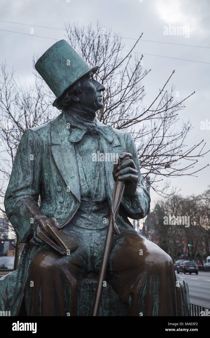 Statua di bronzo di autore da fiaba di Hans Christian Andersen. Copenaghen, Danimarca Foto Stock