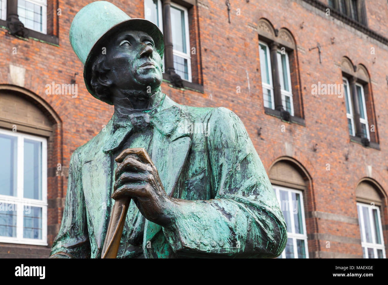 Hans Christian Andersen è seduto nella piazza del Municipio in forma di una grande statua. La statua in bronzo è stata fatta da Henry Luckow-Nielsen e è stata b Foto Stock