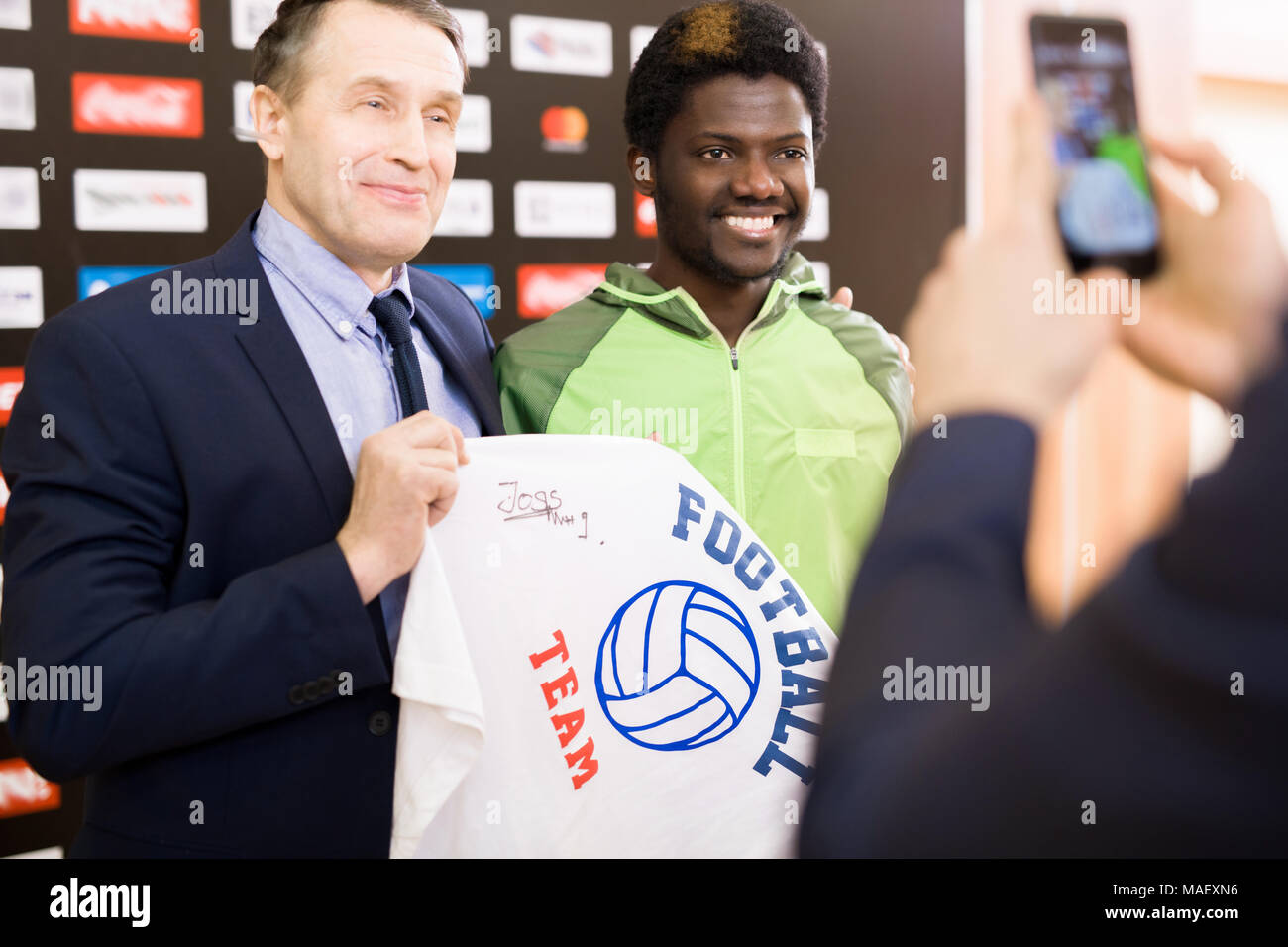 Calcio Celebrità con firmato T-shirt Foto Stock