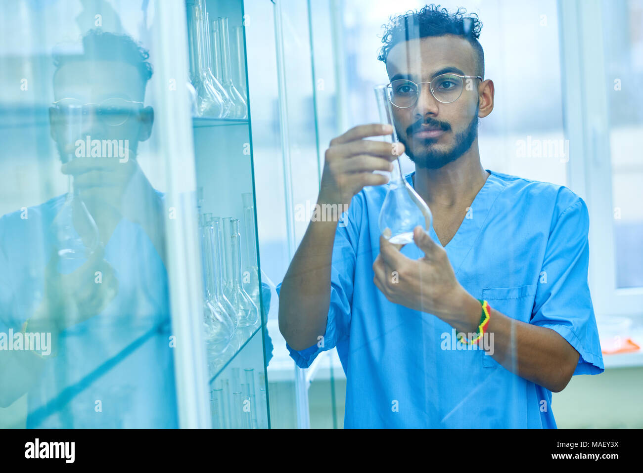 Modernissimo laboratorio tecnico che lavora con la vetreria Foto Stock