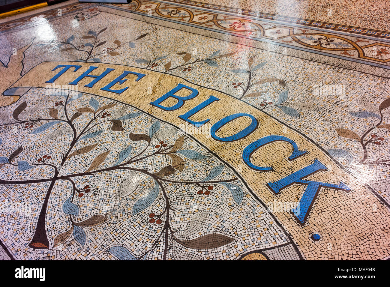 Mosaico sul sentiero in corrispondenza di uno degli ingressi al blocco Arcade. Foto Stock